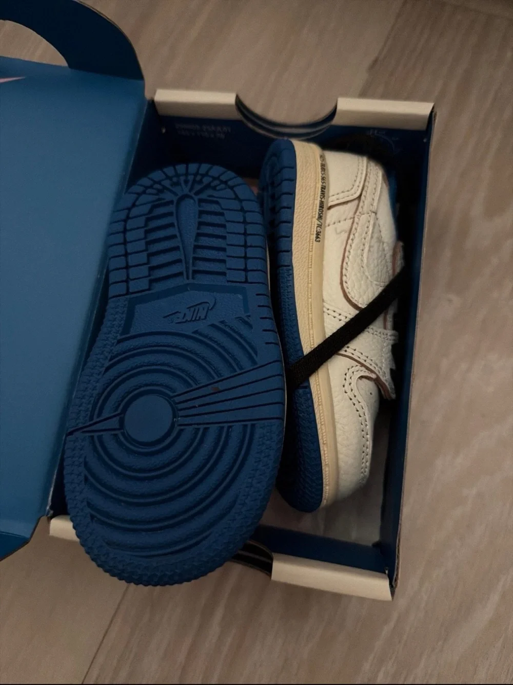 Jordan 1 retro low Travis Scott white and blue